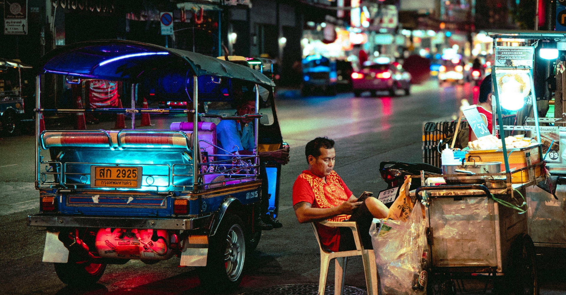 Yaowarat Road Chinatown Bangkok night street food thai chinese restaurants neon lights